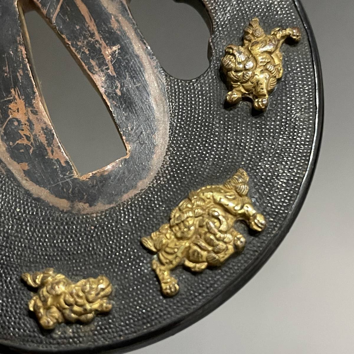 高肉彫 金色絵 一 江戸期 の落札相場・落札価格 (武具) 「:獅子」鍔