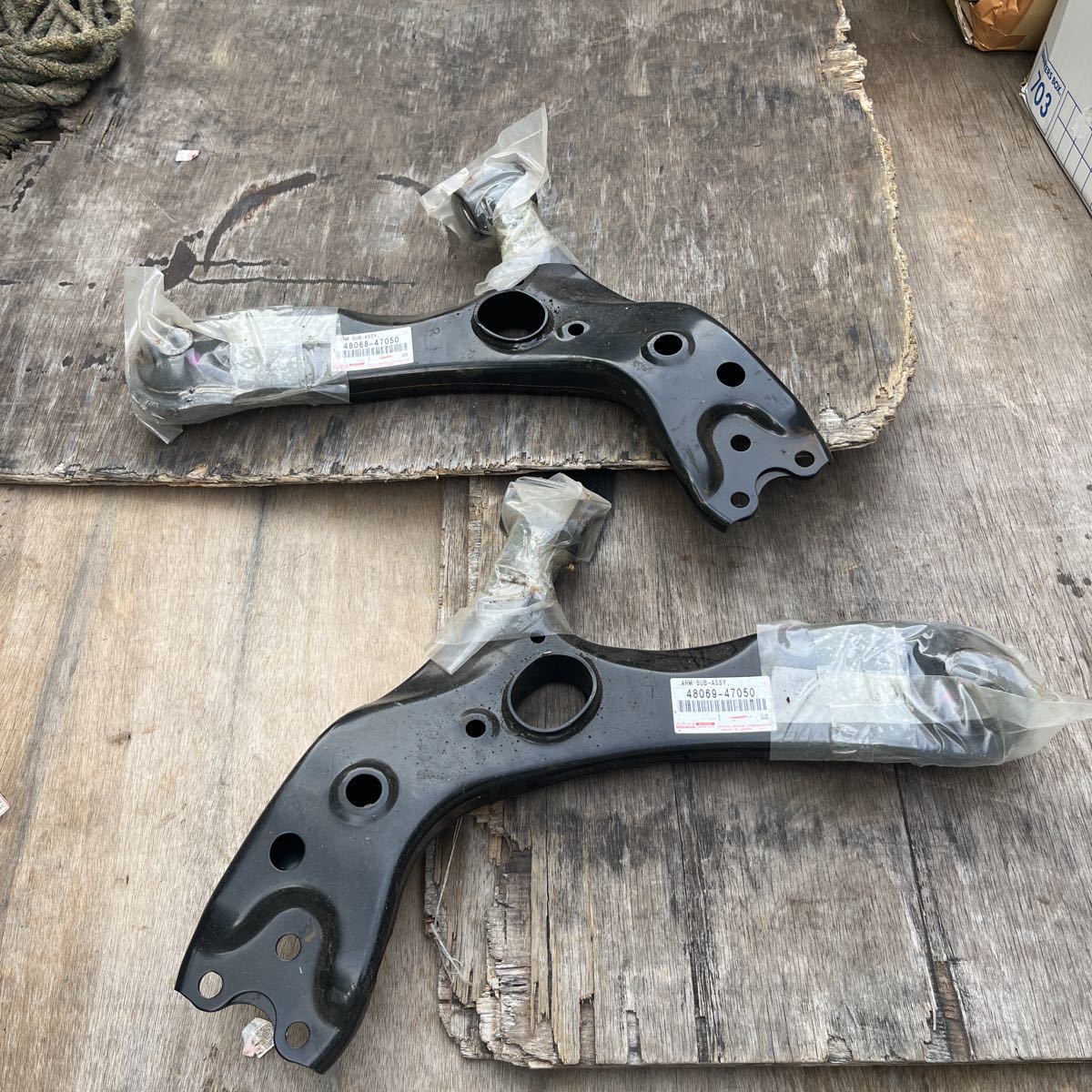 トヨタ 純正交換 プリウス 30系 ZVW30 ZVW35 ロアアーム コントロールアーム 左右セット 品番 48069-47050 48068-47050