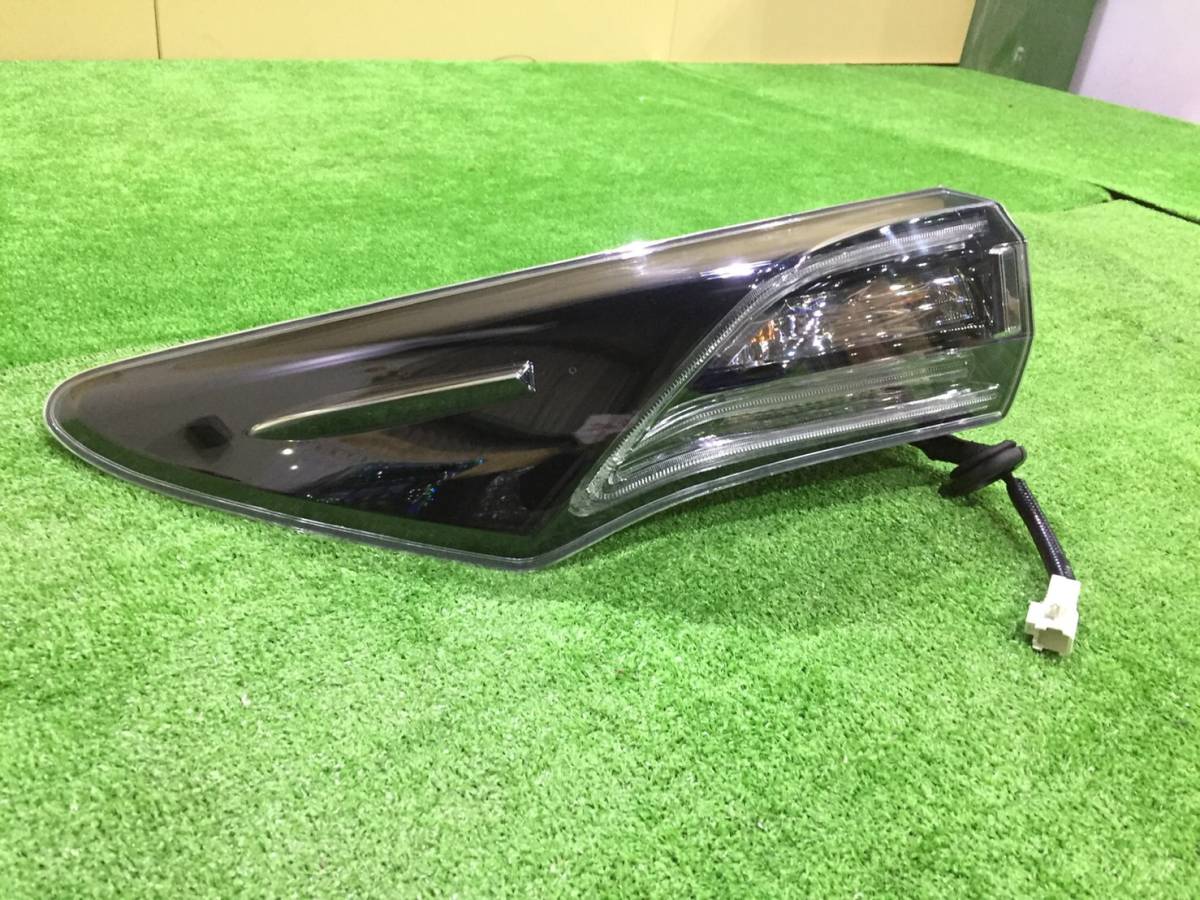 （S008)ハリアー　ZSU60W　ZSU65W　AVU65W　前期　左テール　LED　　81560-48332　美品