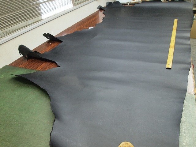 Y-23070309　国産 牛・タンニン　ケシボスムースヌメ　210ds　半裁裏処理済み　1.8mm　黒　1枚