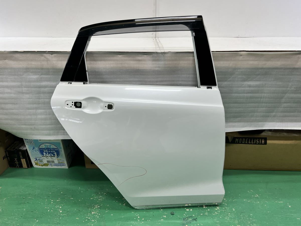 50904 フィット GR1 GR3 純正 リアドア 右 パール