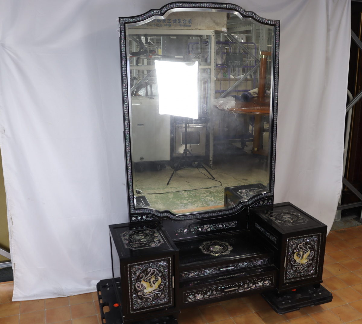 美しい螺鈿(らでん）細工の鏡台が入荷致しました！｜2020年02月17日