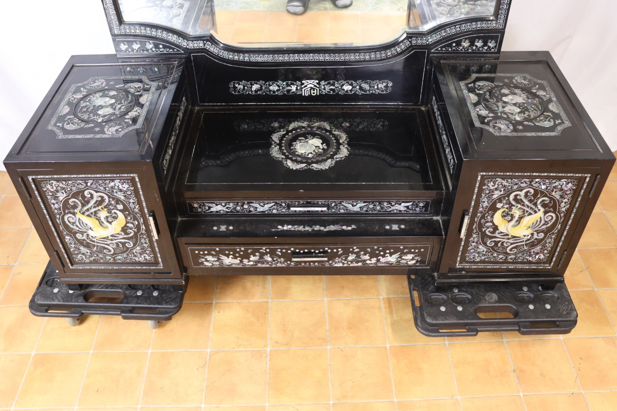 美しい螺鈿(らでん）細工の鏡台が入荷致しました！｜2020年02月17日