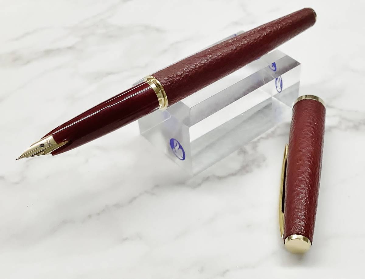 新品未使用SAILOR 万年筆 ボルドー 未使用】 セーラー 万年筆 革張り レザー ボルドー色 ペン先14k 細字