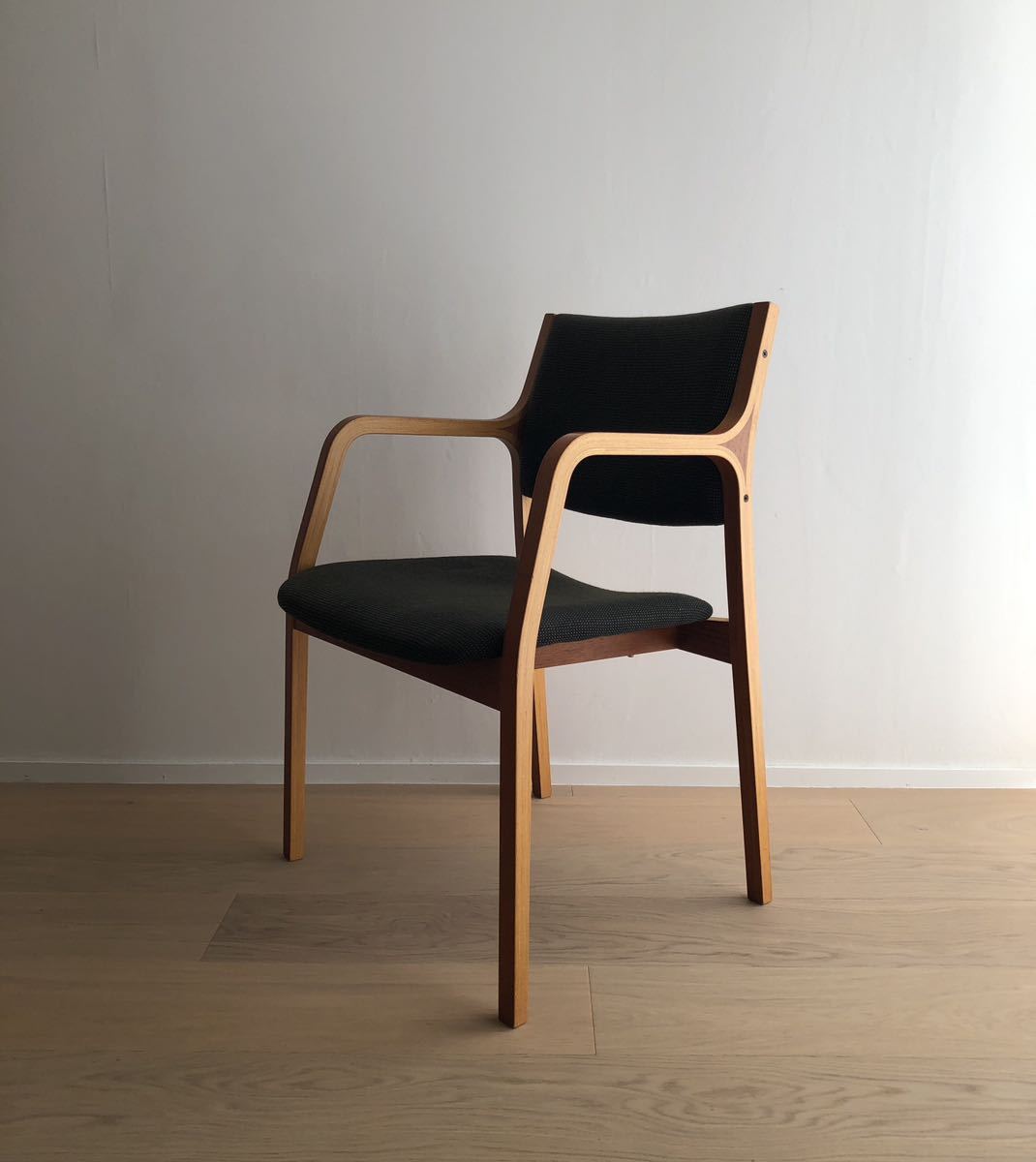 イームズウッドシェル - スツール - ハーマンミラー