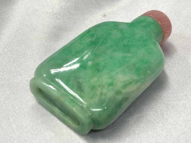 鼻煙壺 中国 翡翠 ヒスイ 香水入れ 螺鈿 細工 木製 箱 翡翠の中古品
