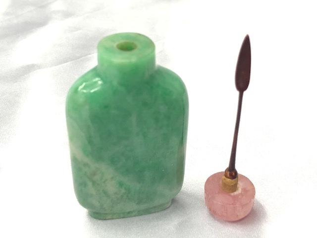 鼻煙壺 中国 翡翠 ヒスイ 香水入れ 螺鈿 細工 木製 箱 翡翠の中古品