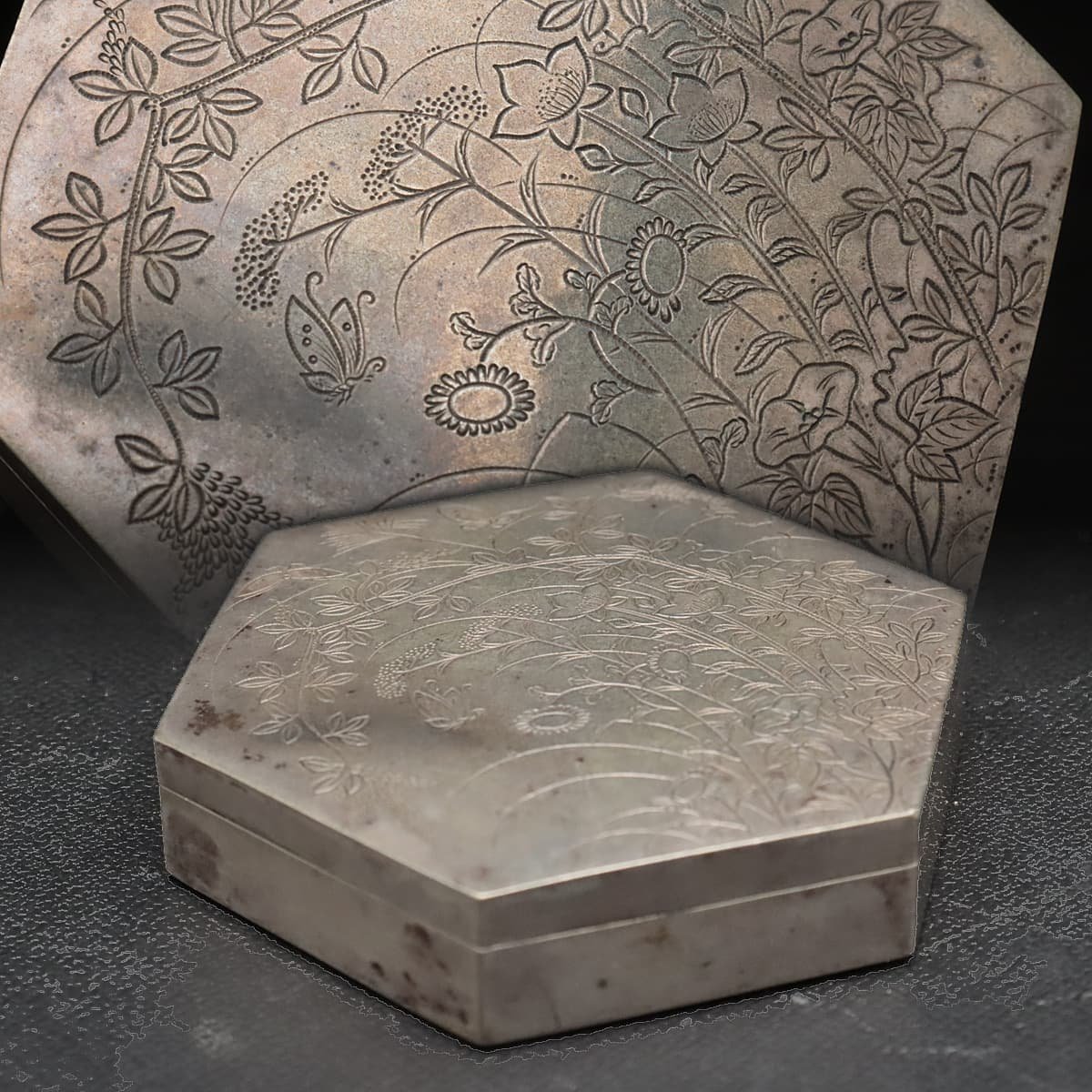 EM979 時代金工 銀製 四季草花彫図 六角形蓋物 幅5.8cm 重60g・