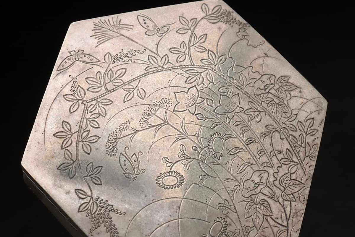 EM979 時代金工 銀製 四季草花彫図 六角形蓋物 幅5.8cm 重60g・