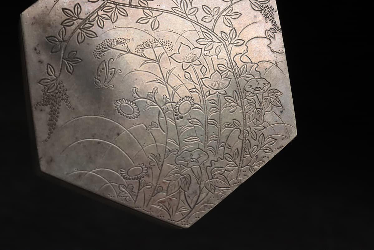 EM979 時代金工 銀製 四季草花彫図 六角形蓋物 幅5.8cm 重60g・