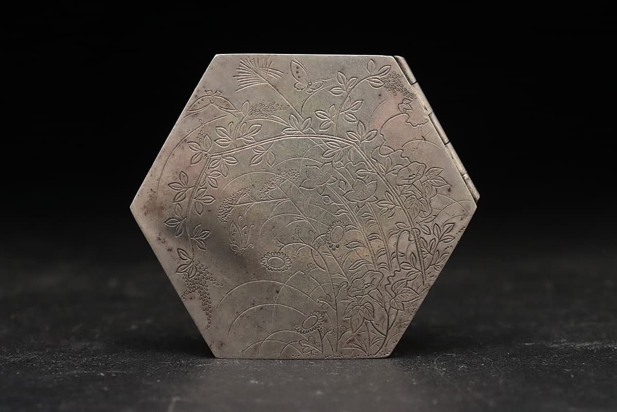 EM979 時代金工 銀製 四季草花彫図 六角形蓋物 幅5.8cm 重60g・