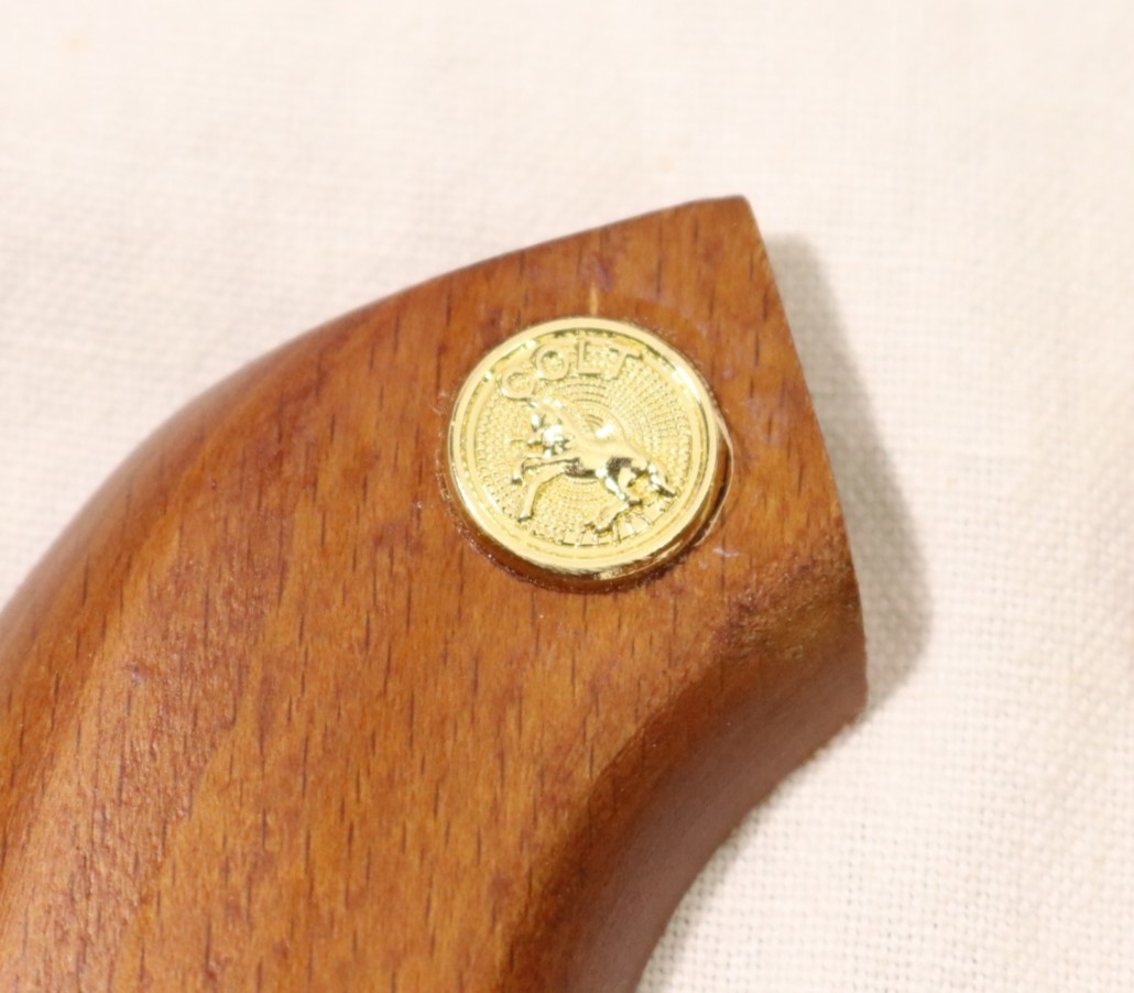 【実物】コルト社純正 パイソン 3rd 前期 木製グリップ スクリュー付き 良品 実物】コルト社純正 パイソン 3rd 前期 木製グリップ スクリュー付き