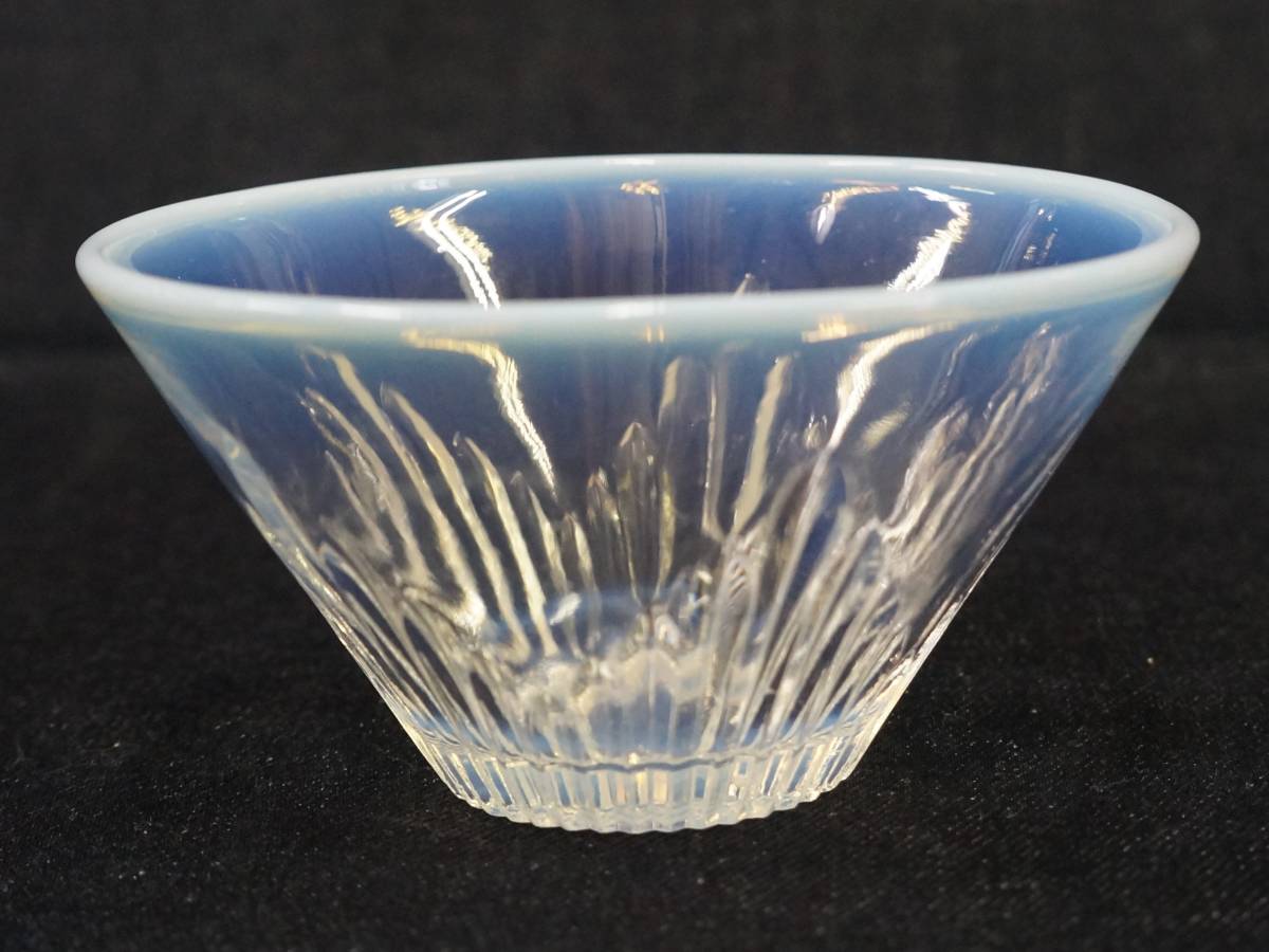 ○大正〜昭和初期 和ガラス器 氷コップ 青色縁 菖蒲に蝶文 乳白色