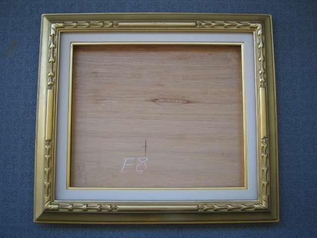 Ｆ８号　外から金に彫り模様／白マットの額◆油彩用◆比較的きれい◆著名プロ画家が所有していた額