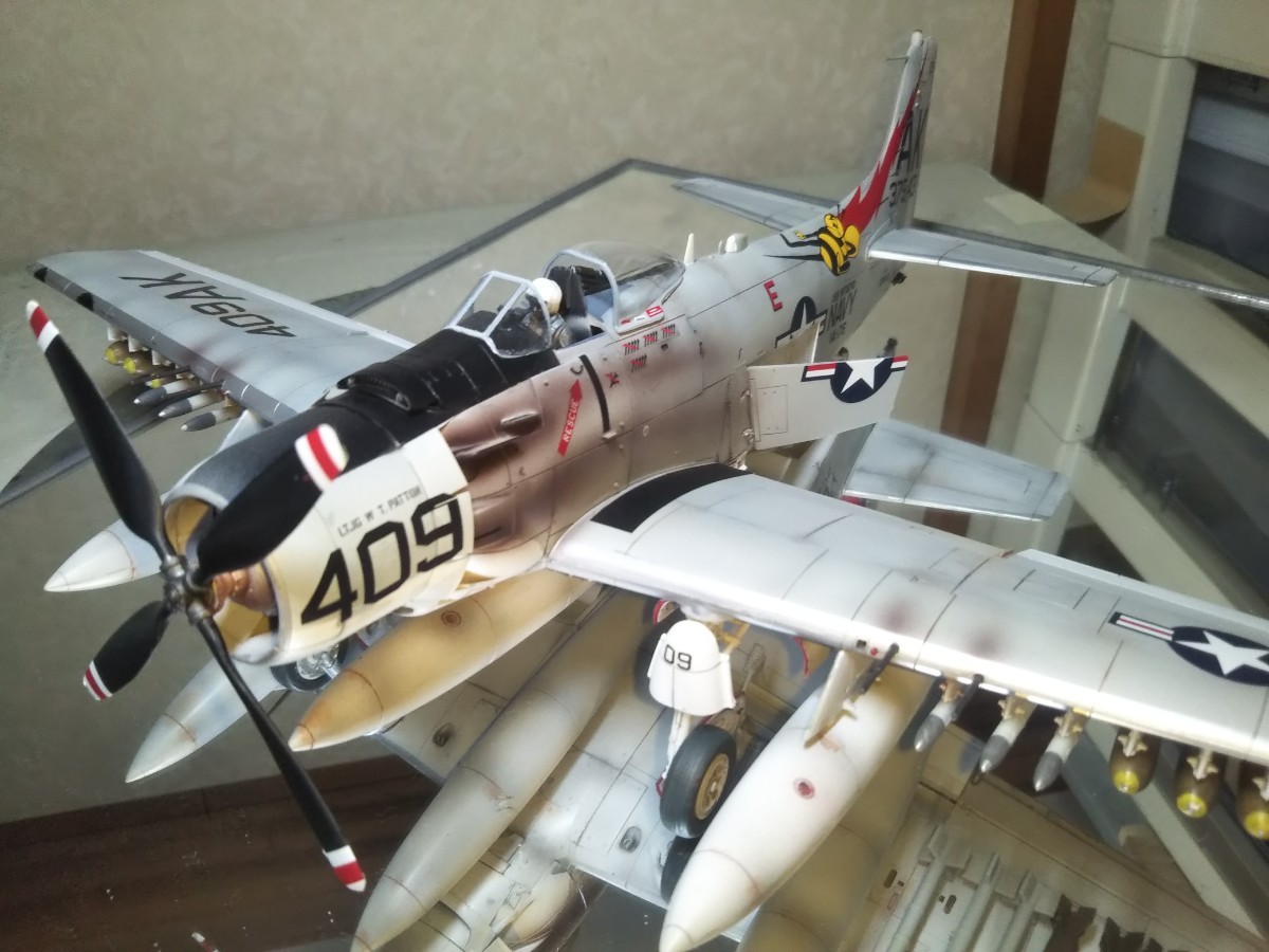 タミヤ1/48完成品アメリカ海軍「ダグラスA-1Hスカイレーダー」第176攻撃飛行隊“サンダーボルツ”AK409空母イントレピッド搭載機