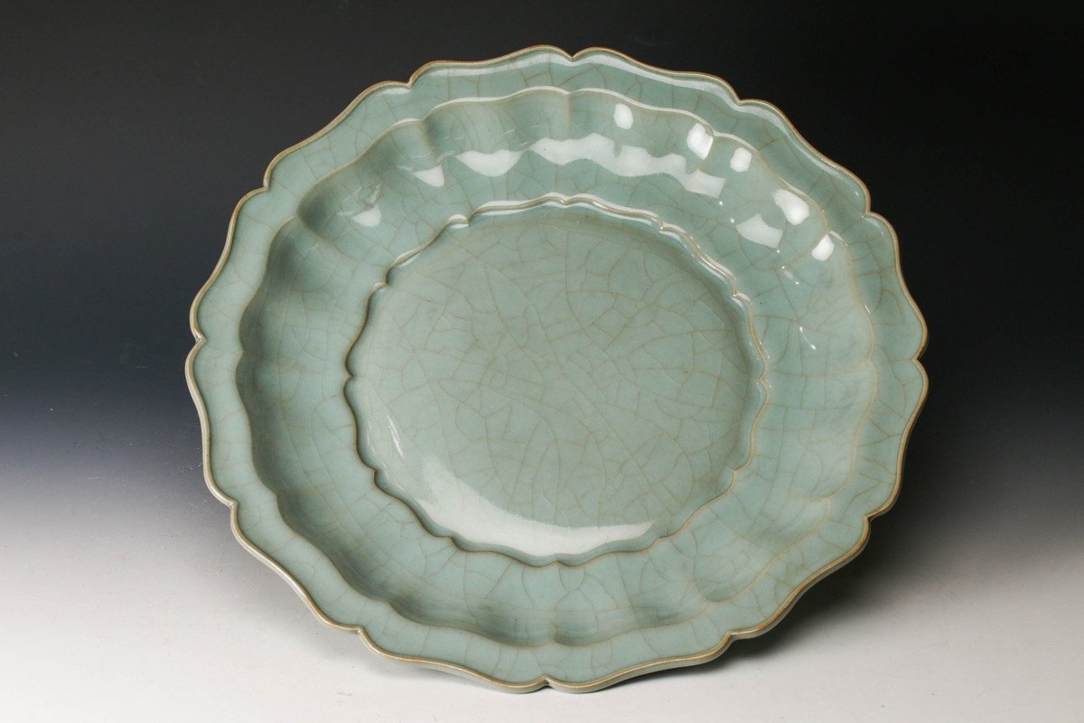 SAG】川瀬忍 幅36cm 青磁輪花皿 仕立箱 本物保証(青磁)｜売買された