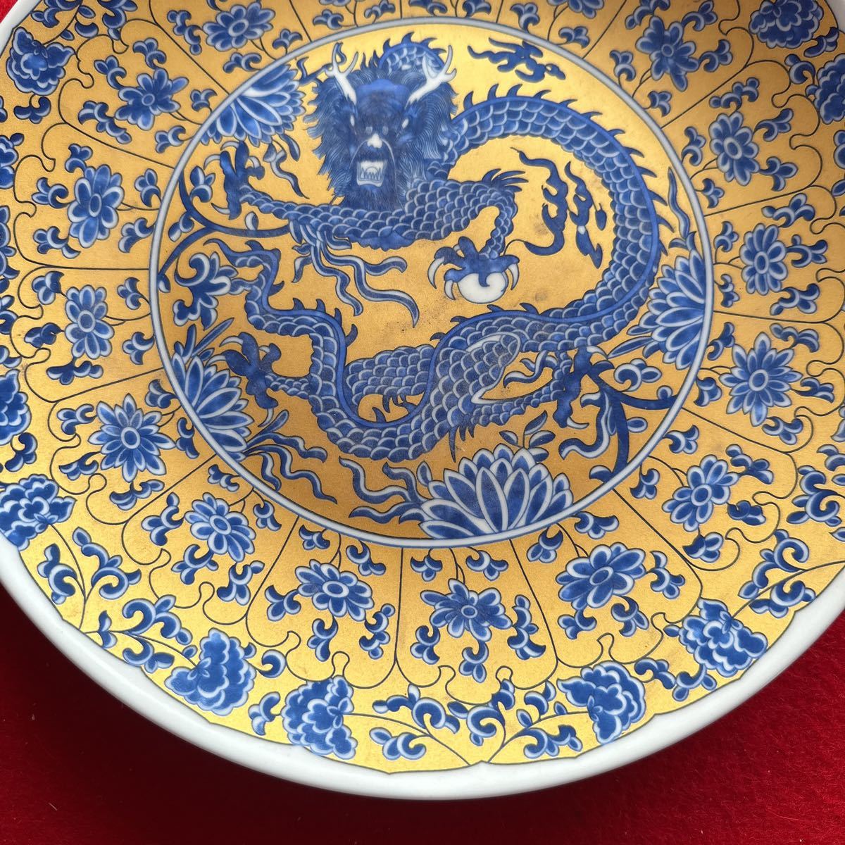 c944-10 中国古玩 色絵粉砕 五爪龍紋 皿 (23.5cm) 共箱 共布