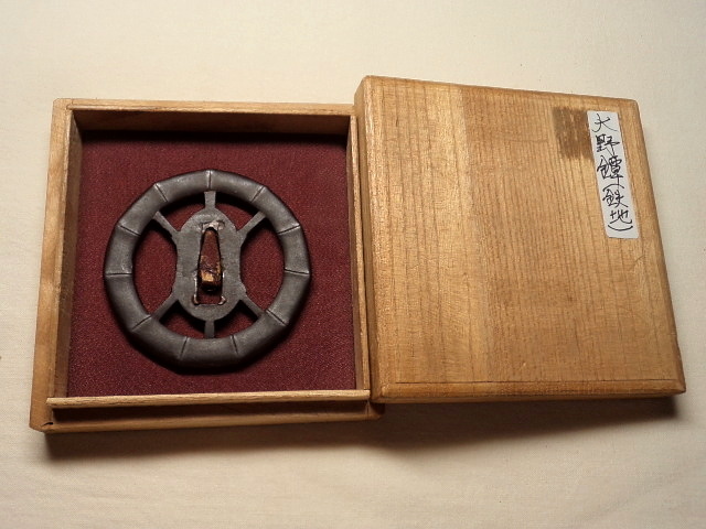 江戸期本歌 鉄透かし鍔 上質桑縁桐鍔箱付き 時代鉄