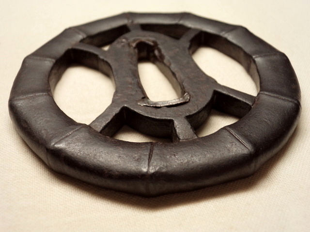 江戸期本歌 鉄透かし鍔 上質桑縁桐鍔箱付き 時代鉄