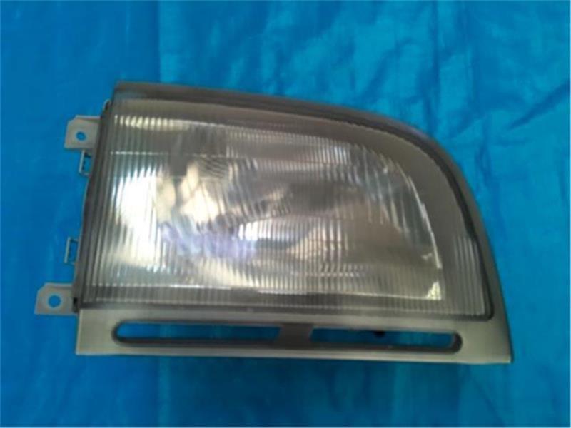 ダイハツハイゼット s200p純正ヘッドライト右側　ほぼ未使用 ダイハツ 純正 ハイゼット 《 S200P 》 右ヘッドライト P70300