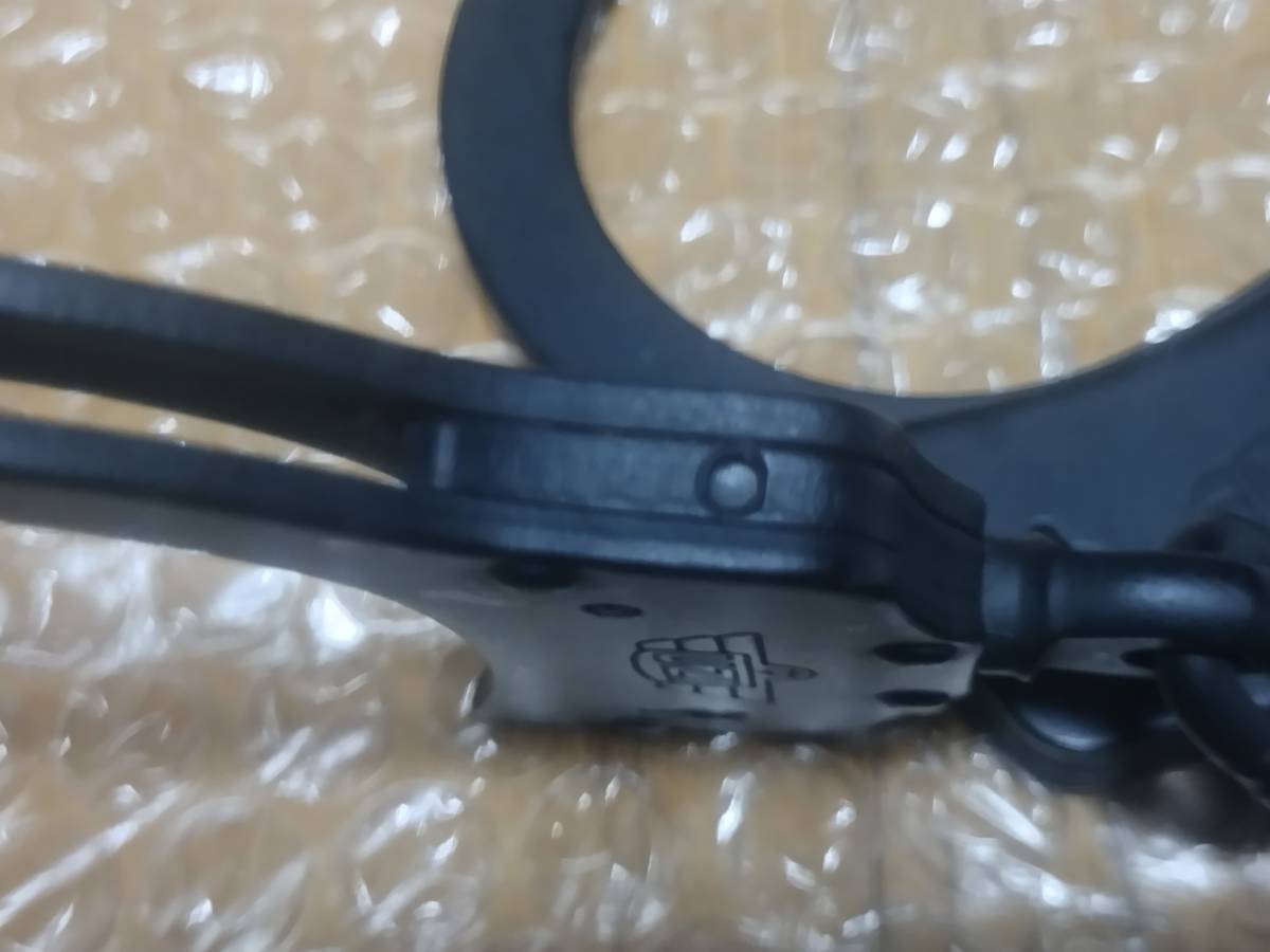 ウージーUZI手錠ハンドカフ黒色ブラック金属製&皮革ケース中古品送料