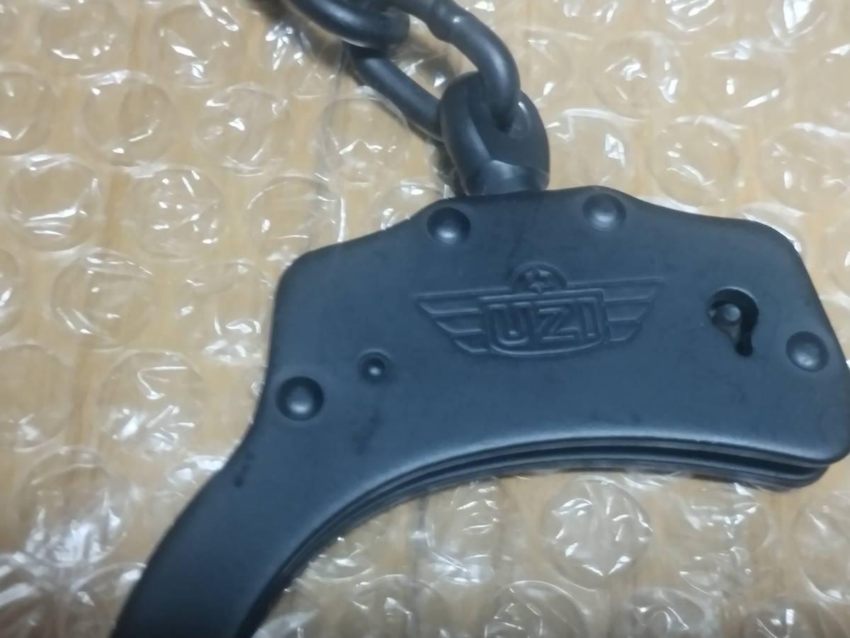 ウージーUZI手錠ハンドカフ黒色ブラック金属製&皮革ケース中古品送料