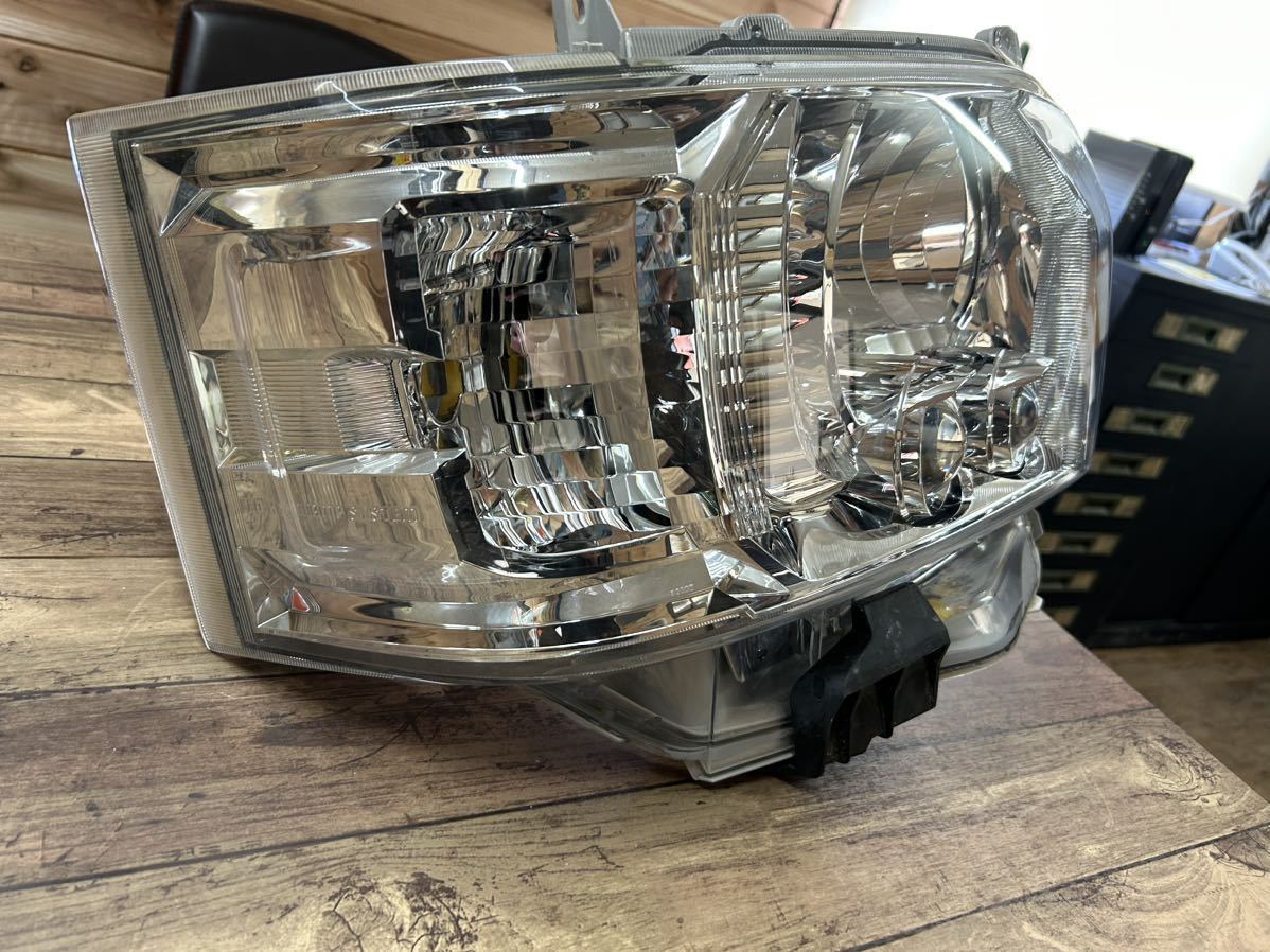 ハイエース　200系 商品名：右ヘッドランプユニット　81145-26842 ハイエース 200系 商品名：右ヘッドランプユニット 81145-26842