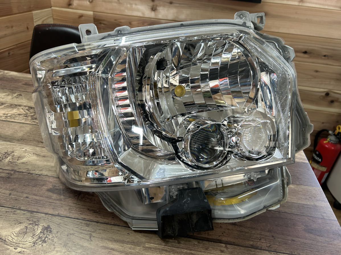 ハイエース　200系 商品名：右ヘッドランプユニット　81145-26842 ハイエース 200系 商品名：右ヘッドランプユニット 81145-26842
