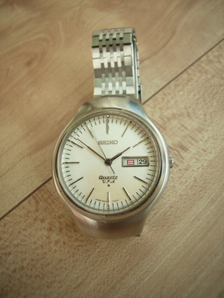 ☆古い、ＶＦＡ☆３８２３シルバー系文字盤☆クオーツ稼働品