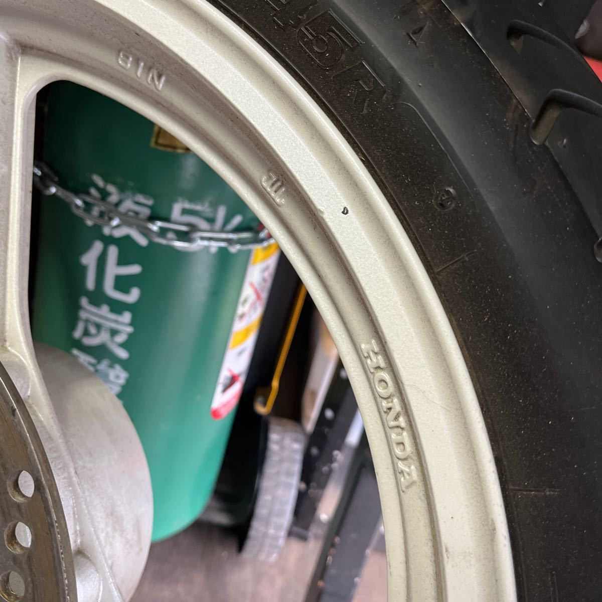 CBR400FフォーミュラCBR400FリアホイールCBX 400Fに当時入れてました