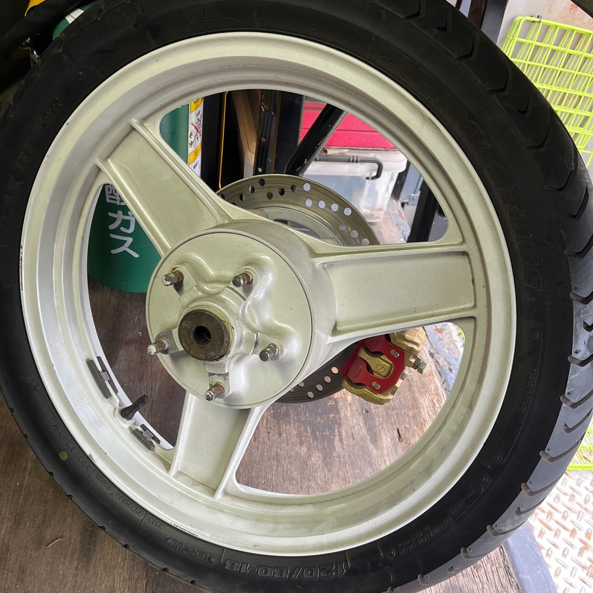 CBR400FフォーミュラCBR400FリアホイールCBX 400Fに当時入れてました