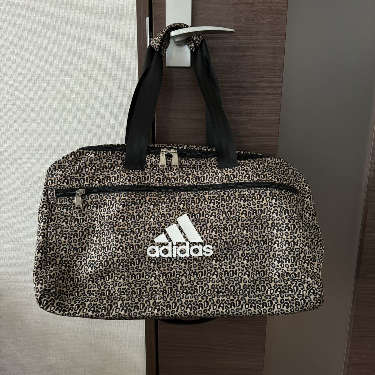 1回使用*美品*adidas アディダス*ボストンバッグ*軽量*35L*大きい*レオパード*ジムバッグ*2～3泊 旅行にも*定価11000円
