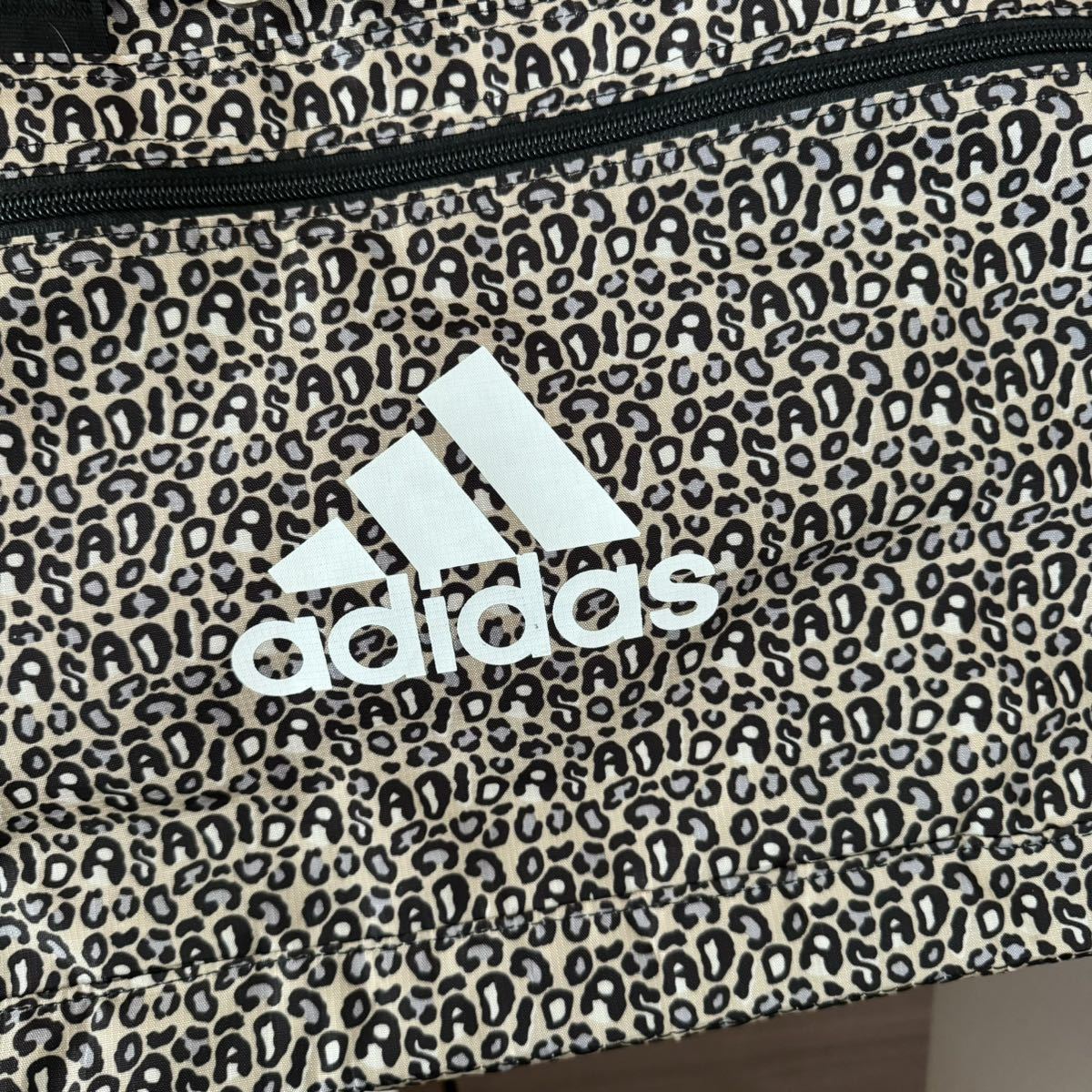 新品,HOT 1回使用*美品*adidas アディダス*ボストンバッグ*軽量*35L*大きい*レオパード*ジムバッグ*2~3泊 旅行にも*定価11000円