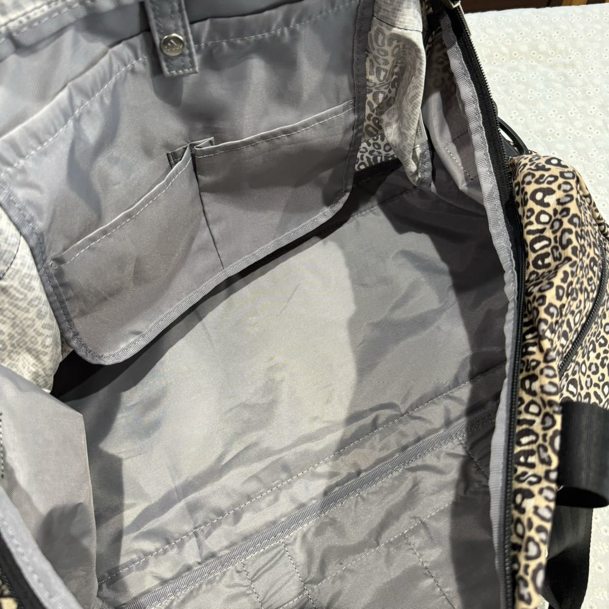 新品,HOT 1回使用*美品*adidas アディダス*ボストンバッグ*軽量*35L*大きい*レオパード*ジムバッグ*2~3泊 旅行にも*定価11000円