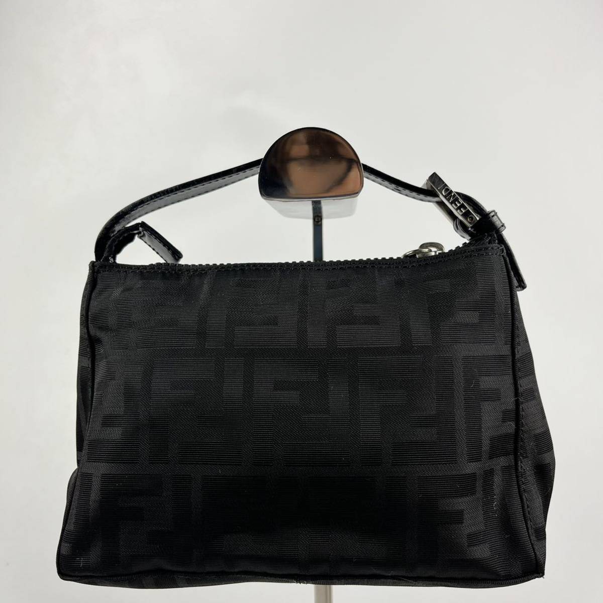FENDI アクセサリーポーチ ワンショルダー ズッカ ミニバニティ レザー 未使用 極美品 FENDI フェンディ ズッカ ポーチ バニティバッグ コスメ