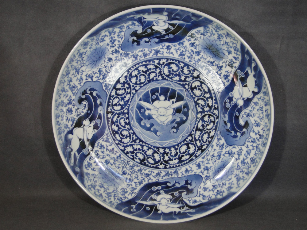 ★染付　 花唐草、太白抜き蛸唐草文に波兎の絵大皿　直径 43ｃｍ★