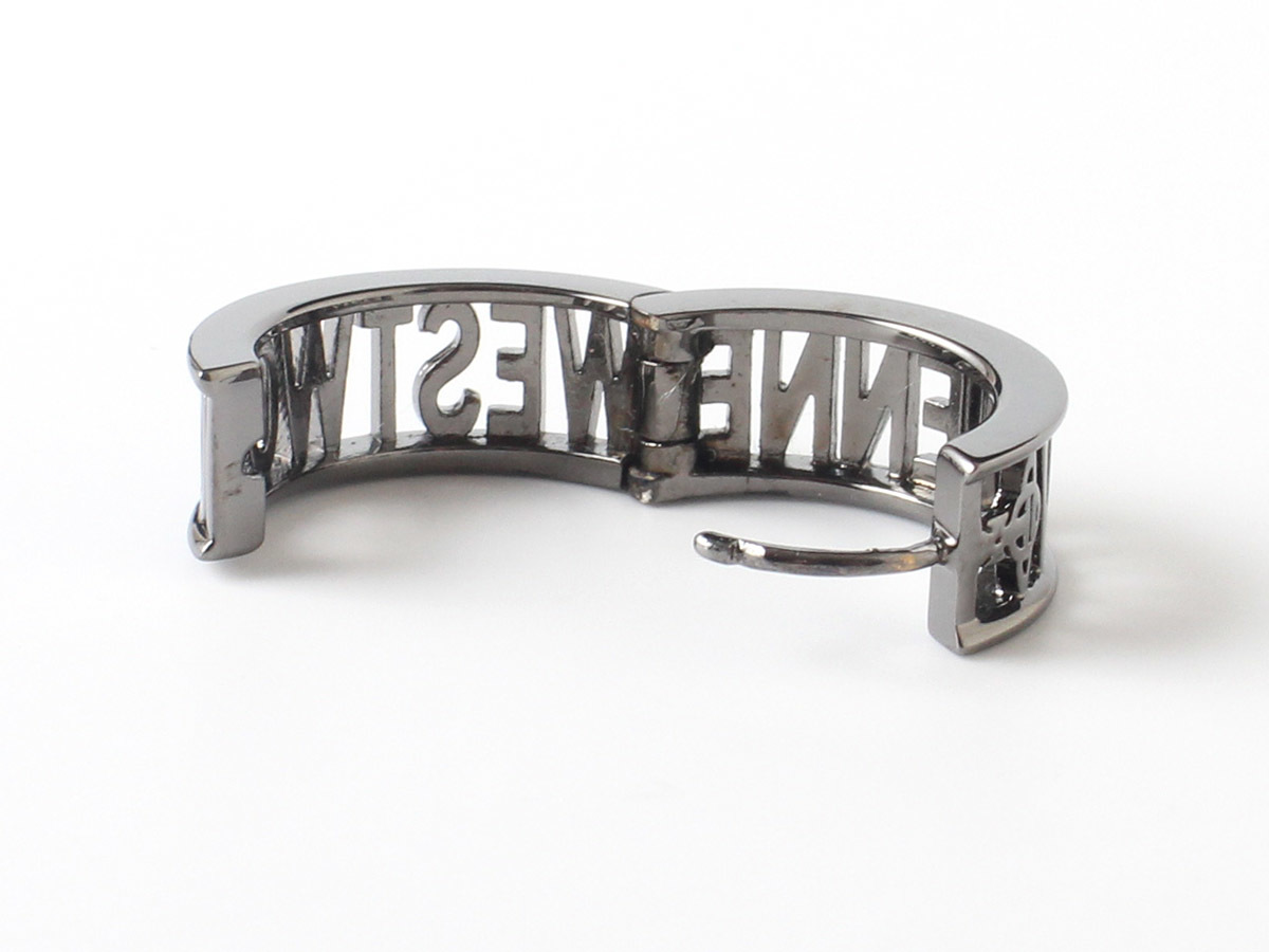 N13422 美品 Vivienne Westwood ヴィヴィアンウエストウッド ピアス 片耳のみ フープ ロゴ オーブ 刻印 シルバーカラー 箱付き 保管袋付