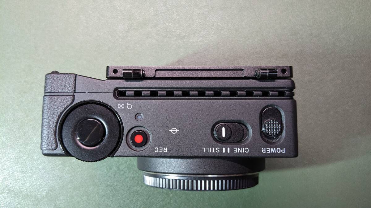 fp : Sigma and fpL フリップスクリーン改造キット DPL SIGMA fpの背面 