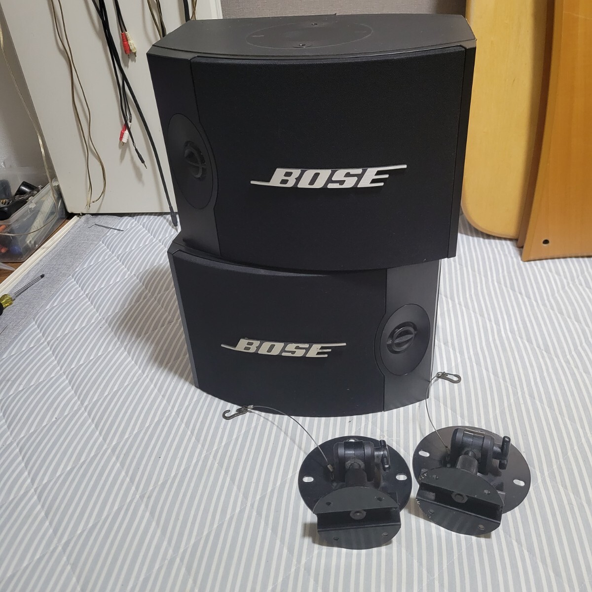 H BOSE 301V スピーカー ペア 即決 BOSE 301V スピーカー ペア 天吊り金具付 CB-33 BOSE ボーズ 301v