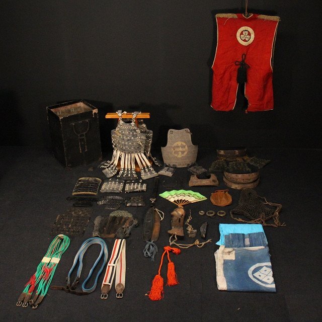 ☆無名☆鎧部品・馬具　ジャンク　鎧櫃付き　　（検）甲冑・鎧・武器・武具・鎧部品・馬具・火縄銃・弓