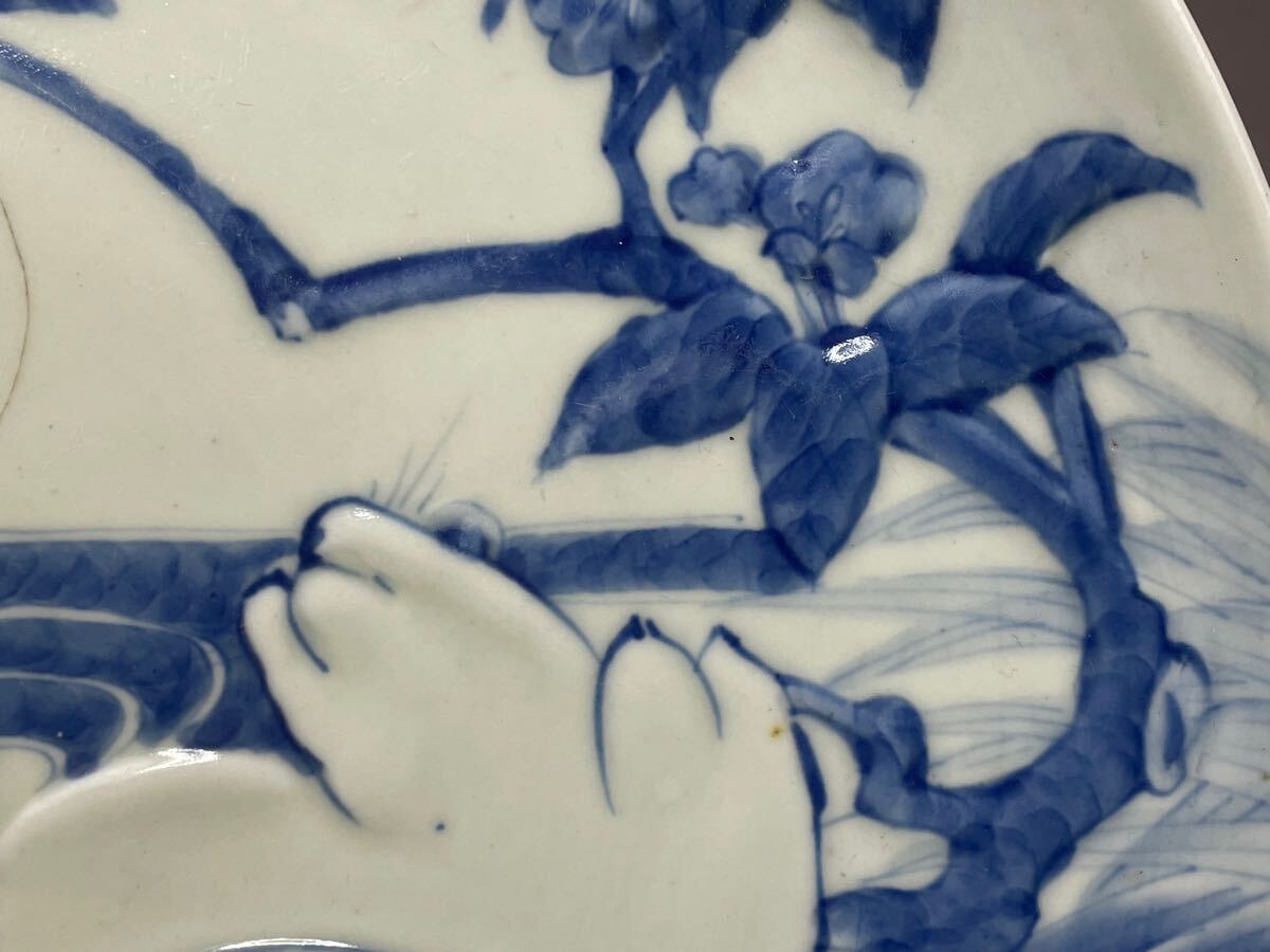 古伊万里 染付 兎図 盛上絵付 大皿 直径31.5㎝ 時代品 本時代 初期
