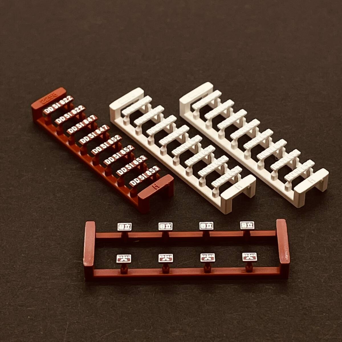 TOMIX DD51-800用 ナンバープレート 3ランナー+メーカーズプレート 1ランナー入り 2258 JR DD51-800形(愛知機関区)からのバラシ_1