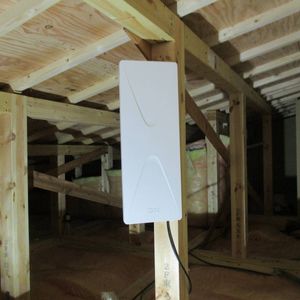 屋根裏設置工事 DXアンテナ平面アンテナUAH201設置工事＋ブースター+屋根裏作業代　コミ