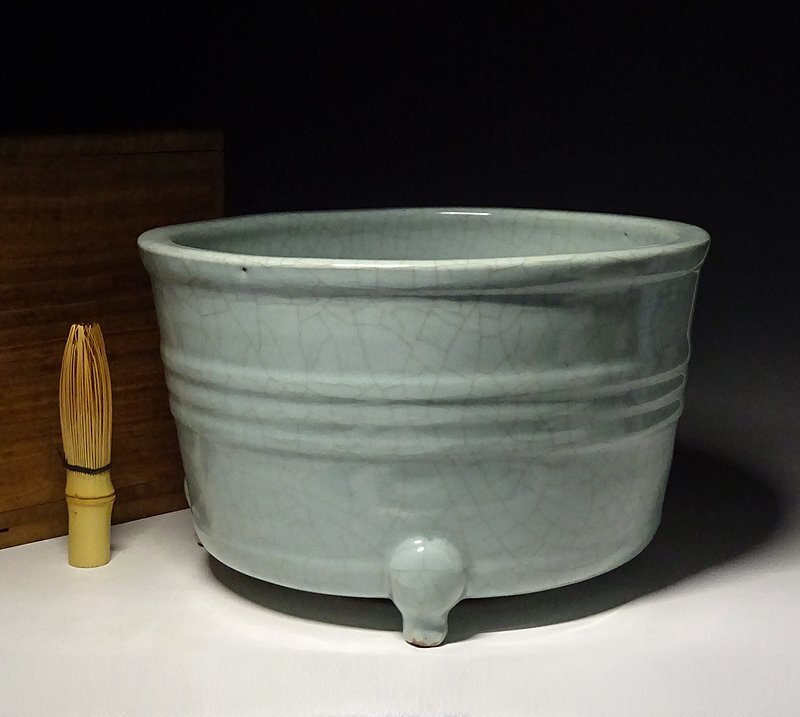 唐物 龍泉窯 青磁香炉 15.8cm中国古玩 伊万里 緑屋i□ 中国古玩 龍泉窯 青磁 大香炉 幅約25cm 箱付 時代物 唐物 i9