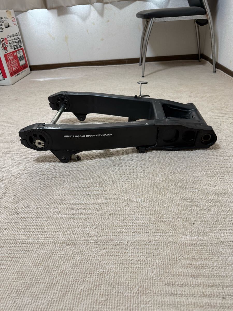 送料無料！2005年　ゼファー750 純正　黒　スイングアーム　_3