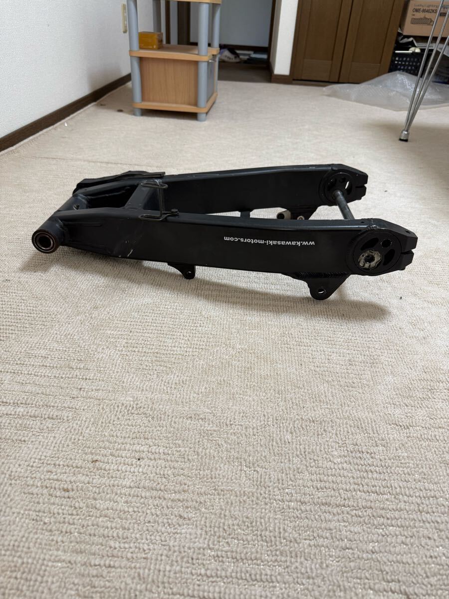 送料無料！2005年　ゼファー750 純正　黒　スイングアーム　_4