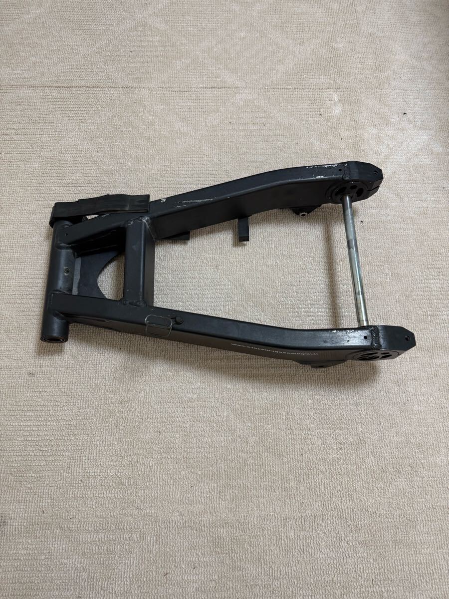 送料無料！2005年　ゼファー750 純正　黒　スイングアーム　_5