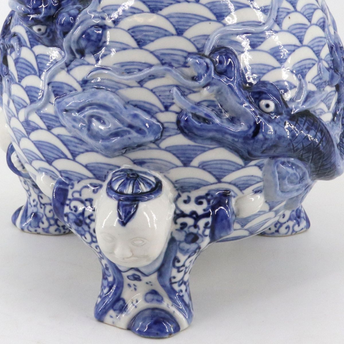 e4716【大香炉】王良太甫 呉祥瑞造 陶磁器 青華 染付 獅子蓋 唐子三足