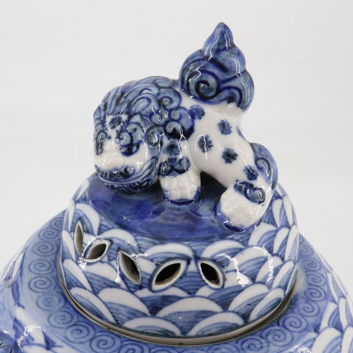 e4716【大香炉】王良太甫 呉祥瑞造 陶磁器 青華 染付 獅子蓋 唐子三足