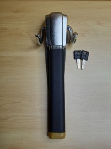 8)★美品★ハンドルロック ステアリングロック ダブルフック式 鍵付き 盗難防止 セキュリ